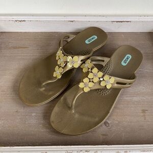 Oka-B Flip Flop Sandals Gold With Yellow Gold Enamel Flowers Women’s ML 8.5-9.5